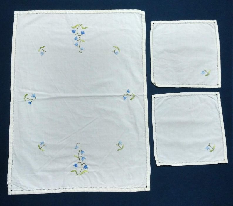 3 Naperons + 3 Bases para copos (bordados à mão)