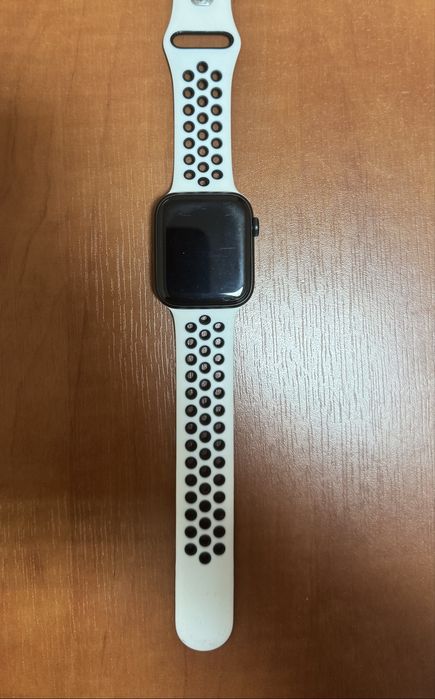 Apple Watch Se (Gen. 2) 44mm + dwa paski