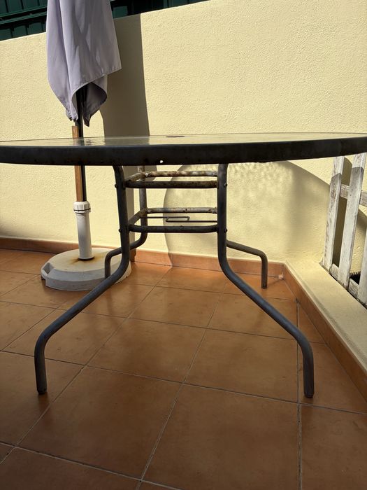 Mesa de jardim em ferro e vidro