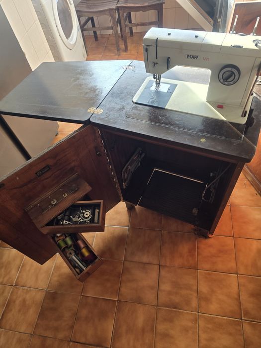 Máquina de Costura Pfaff 1221 com Móvel