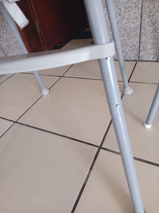 Cadeira de alimentação simples mas funcional.