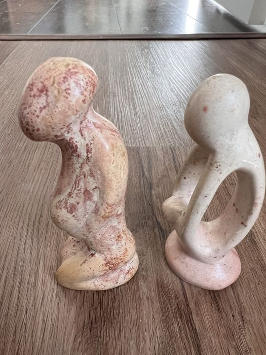 Estatuetas em pedra.