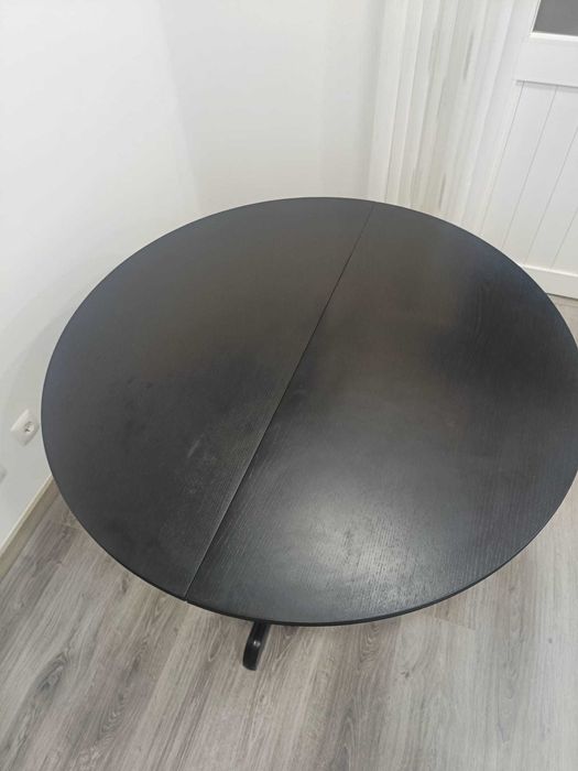 Mesa de jantar preta redonda