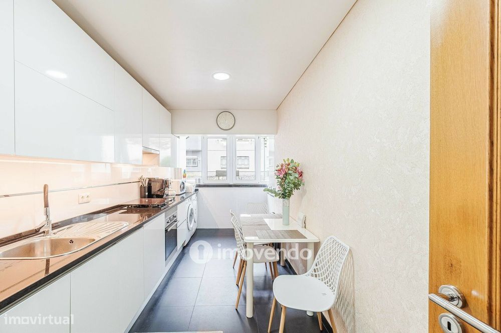 Apartamento T2 remodelado, com cozinha semi-equipada, em Cascais