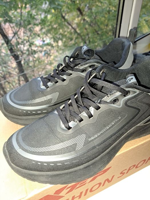 Кроссовки,черевики Xtep