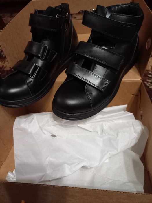 Продам зимові ортопедичні ботінкі на широку ногу.