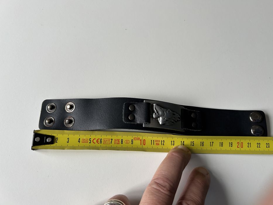 Pulseira em couro com cabeça de Lobo