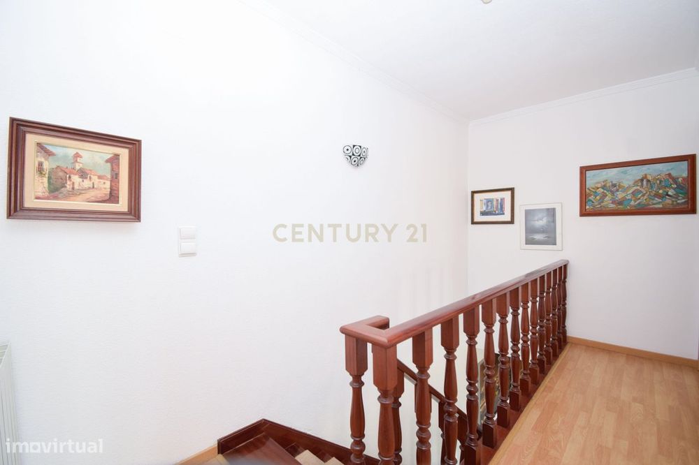 T3 Duplex 116m no Carregado em urbanização tranquila com acesso direto