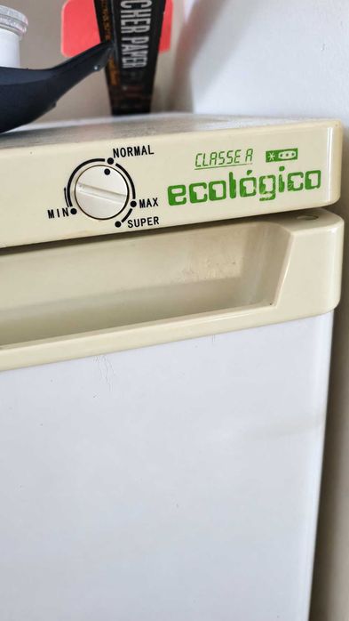 Arca congeladora vertical Jocel – 165 L – A funcionar perfeitamente