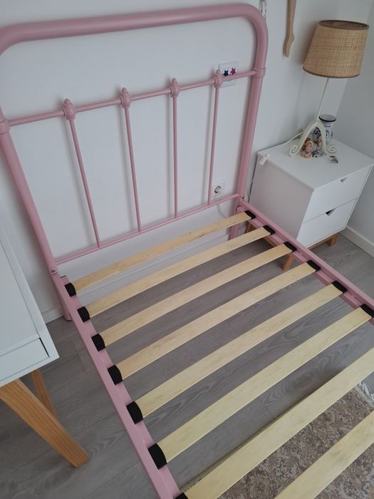Cama de ferro de solteiro