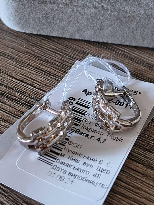 Нові срібні сережки від MINIMAL у подарунковому пакуванні