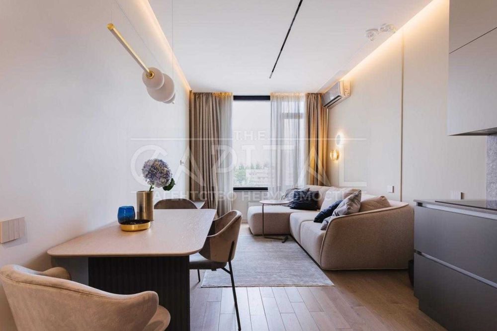 Квартира у центрі Києва в ЖК Tetris Hall, басейн із видом на місто