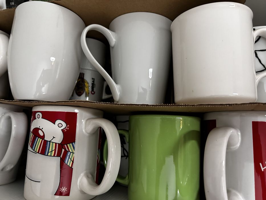 Copos e canecas variados