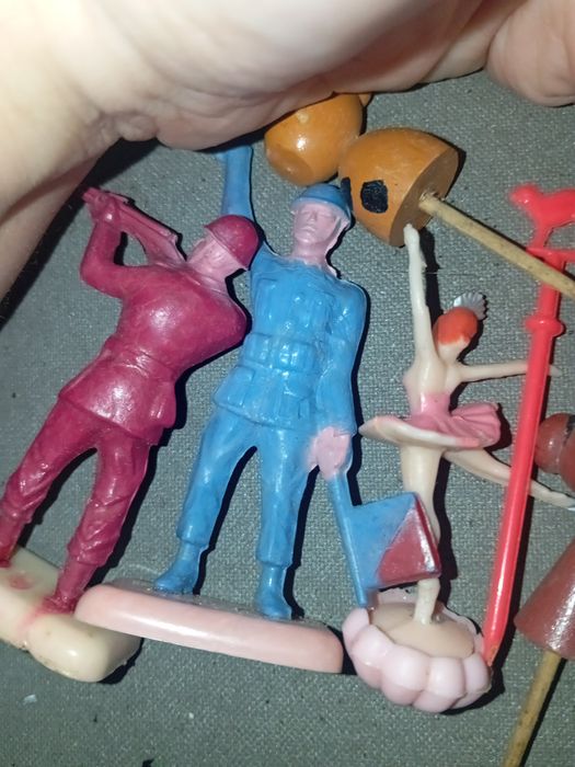 Old dolls in good condition64585960392833122