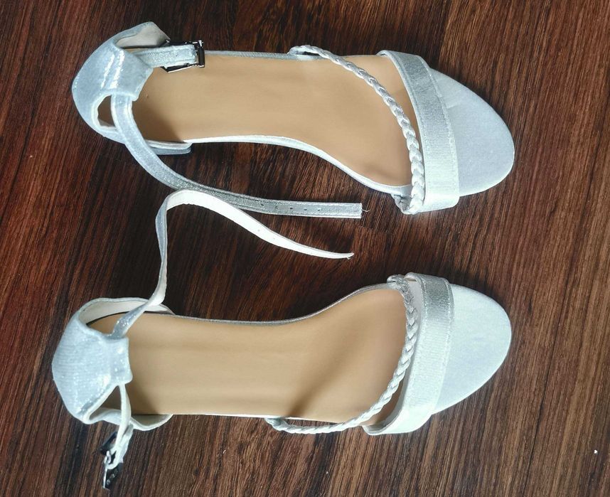 Sandałki damskie na obcasie