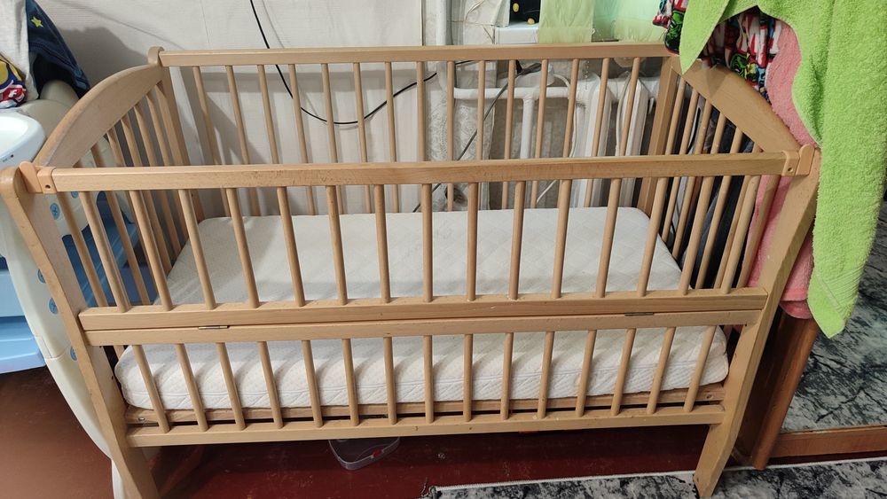 Детская кроватка с маятником