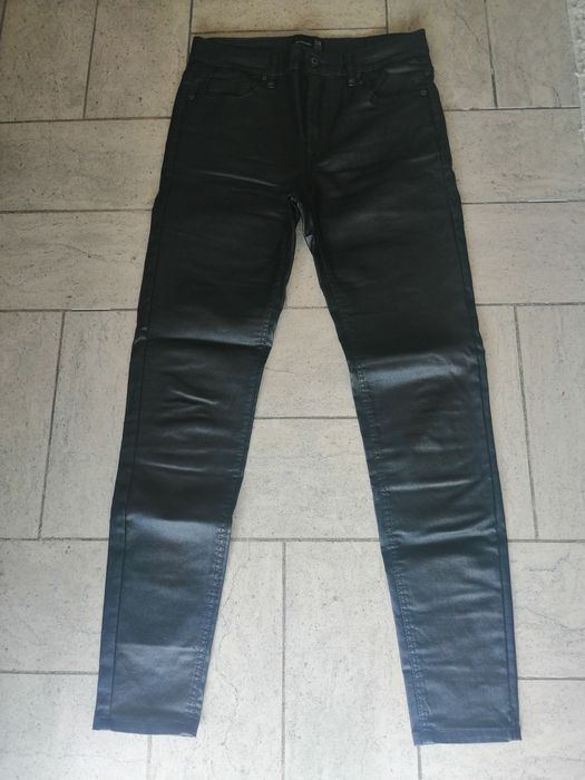 Calças imitação pele