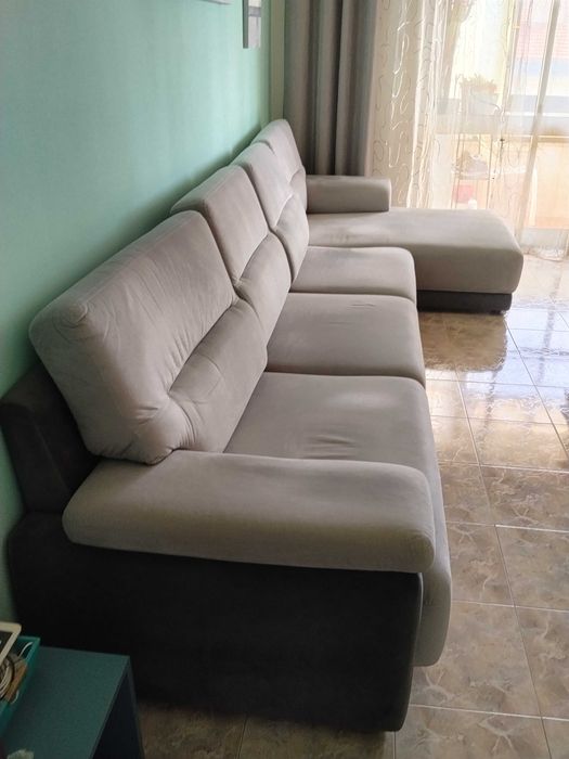 Sofá com chaise longue cinzento impermeabilizado