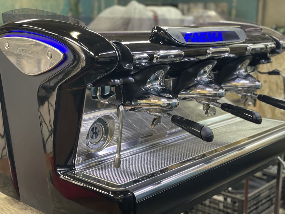 Кавомашина професійна Faema Emblema