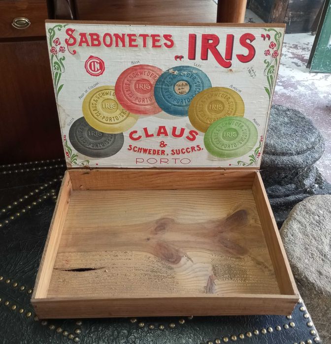 Antigas caixas publicitárias Claus e Ach. Brito em madeira