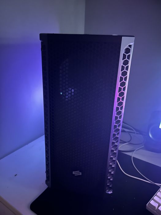 Gamingowy Komputer Stacjonarny i monitor