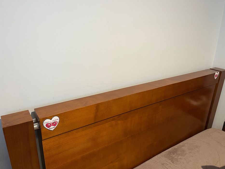 Cama de casal em madeira