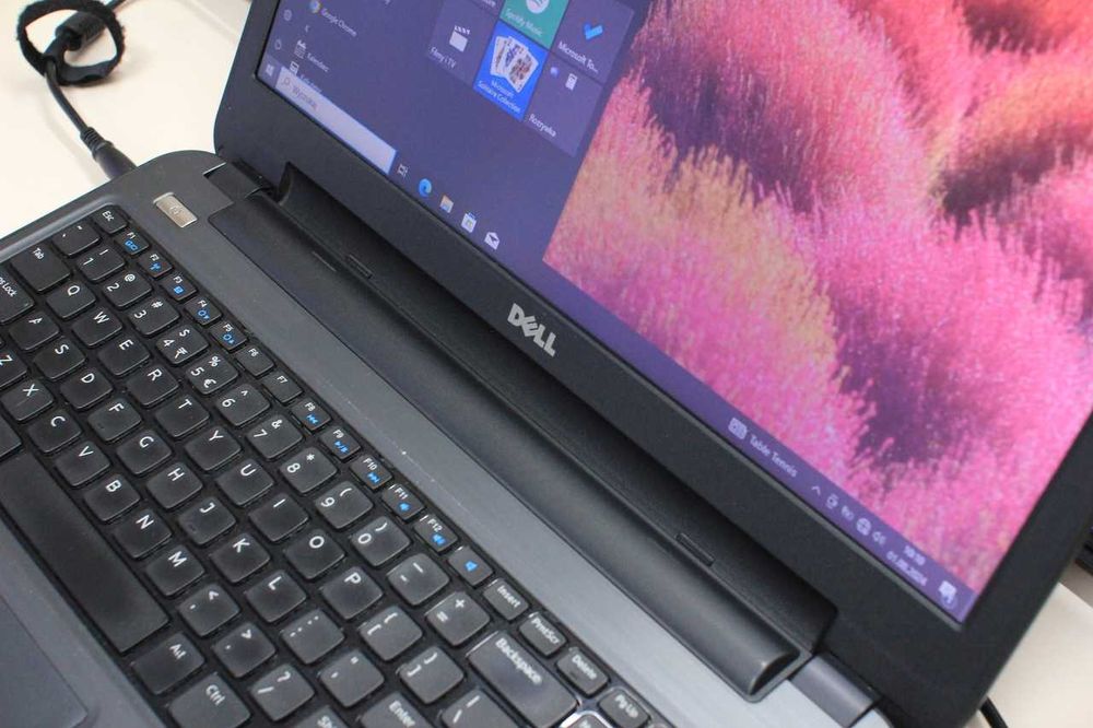 Laptop Dell z Ekranem 15,6" i5/8/HD Gwarancja 12 miesięcy