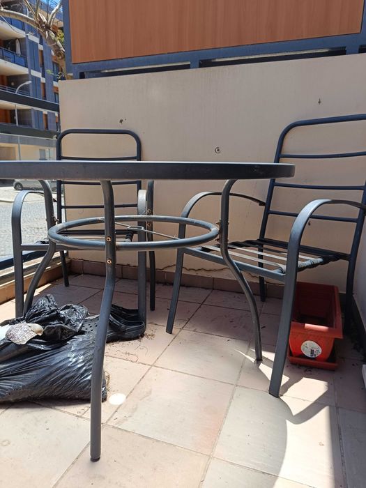 Mesa de explanada em vidro e aluminio + 
3 cadeiras