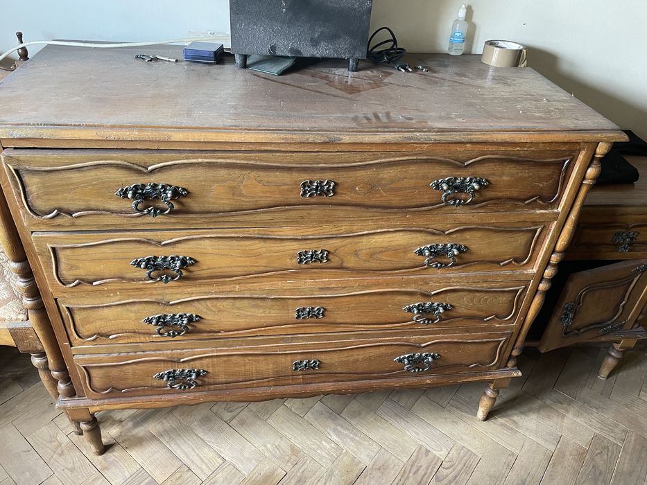 Mobilia antiga em madeira maciça