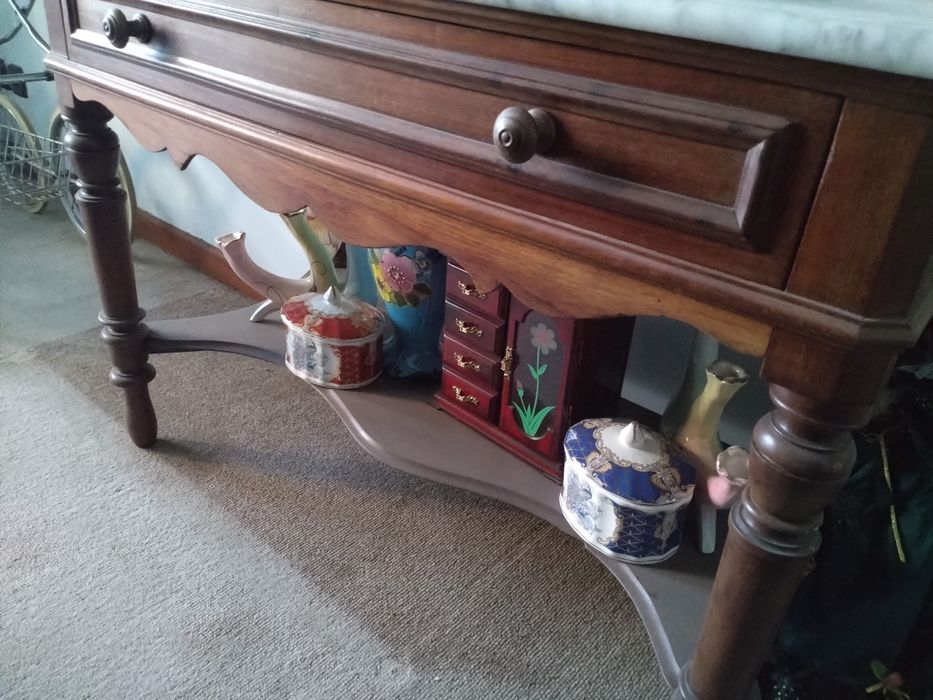 Cómoda antiga com espelho