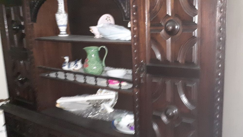 Móvel de sala antiga em madeira trabalhada