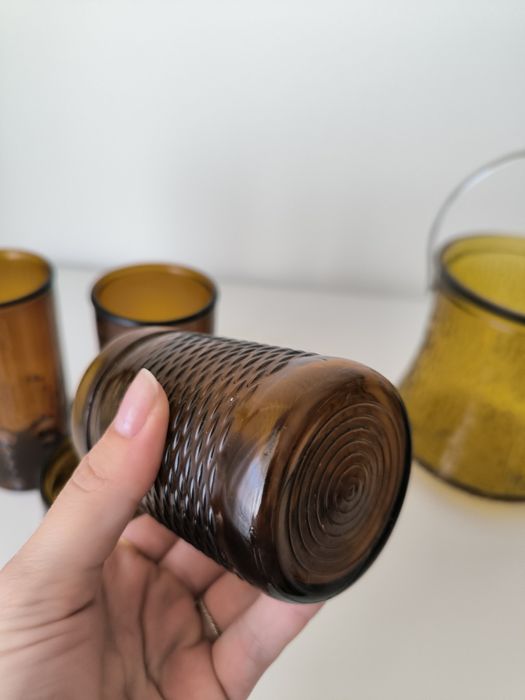 Copos e balde gelo castanhos