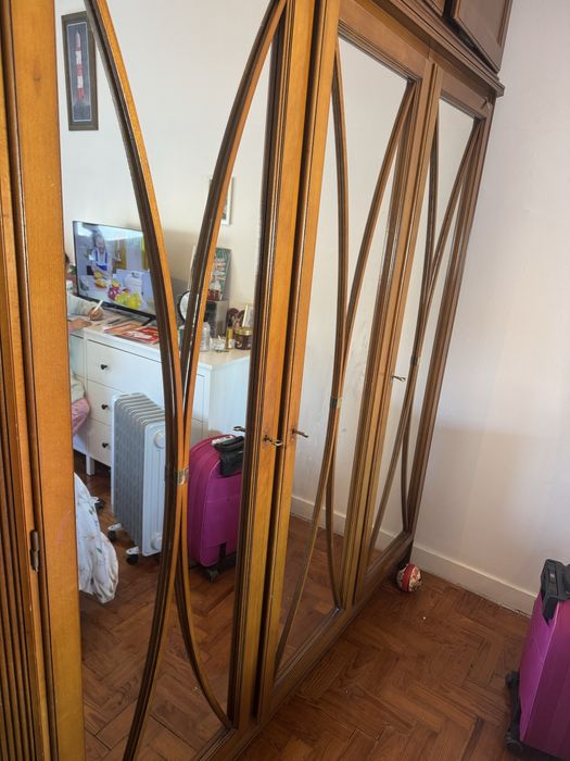 Roupero 3 portas de abrir com espelho e maleiro