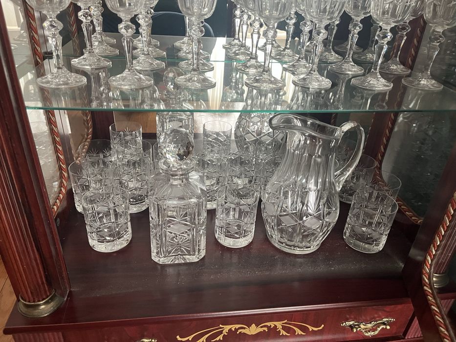 Armario com coleção de copos de cristal