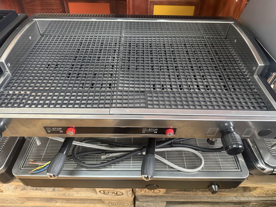 Máquina café industrial como nova, com garantia,fazemos instalação.