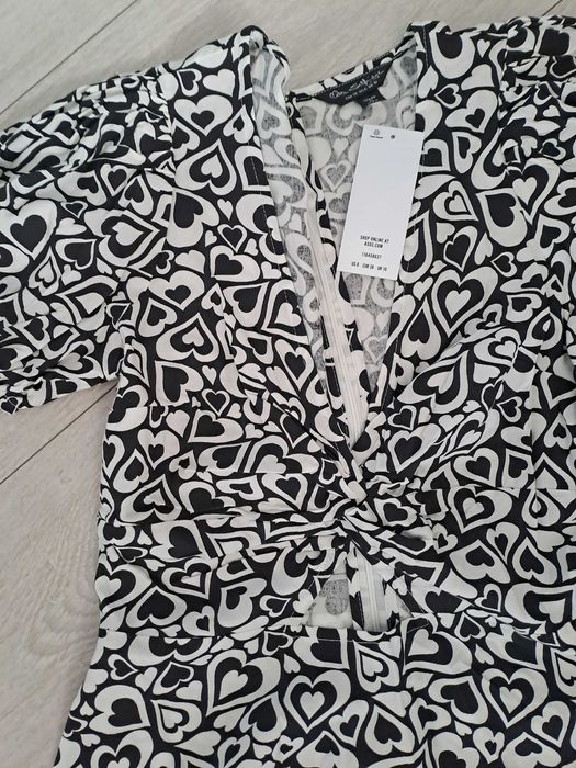 Sukienka mini w serca z wycięciem – Cut-out & Puff Sleeves