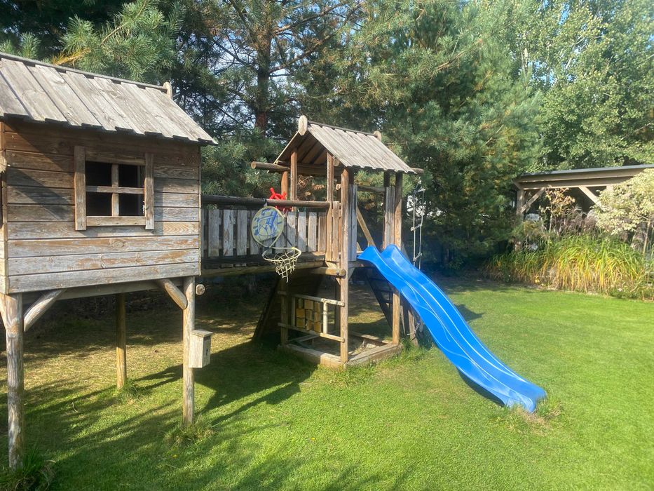 Duży drewniany plac zabaw dla dzieci – domek, zjeżdżalnia, wspinaczka