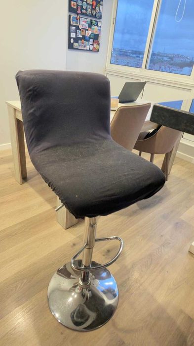 2 bancos altos (pretos)