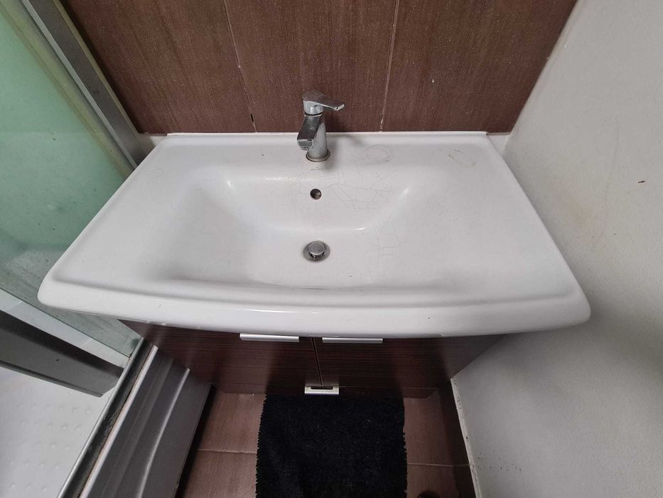 Szafka z umywalką i baterią 70 cmx43 cm