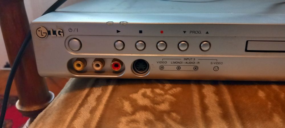 Nagrywarka z odtwarzaczem DVD firmy LG.