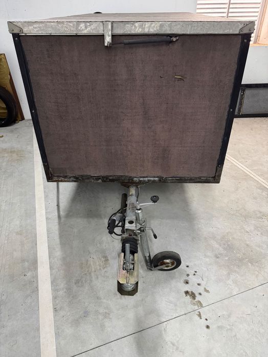 Reboque atrelado com caixa fechada