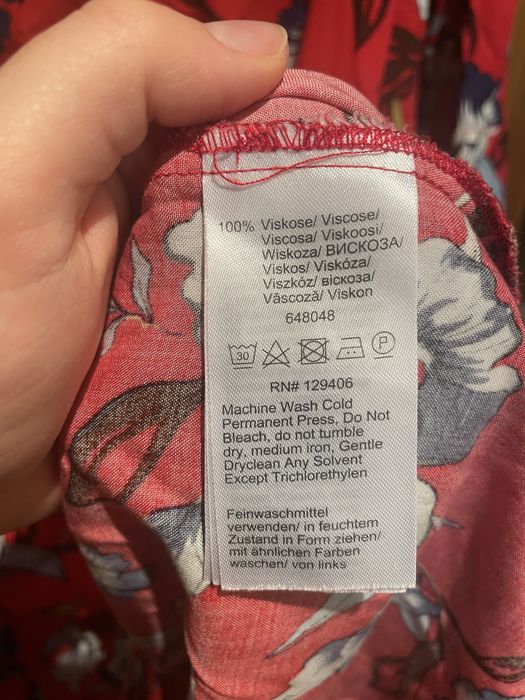 Czerwona letnia sukienka w kwiaty