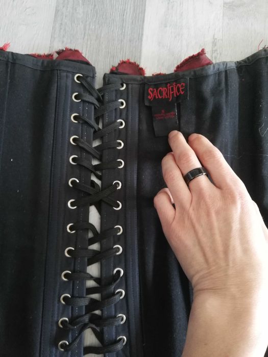 Czarny gorset, metalowe usztywnienie, czerwone róże, Goth