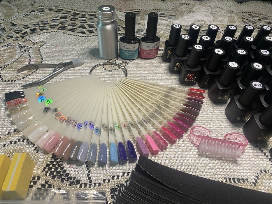 Zestaw do robienia paznokci ( 95% nowy)