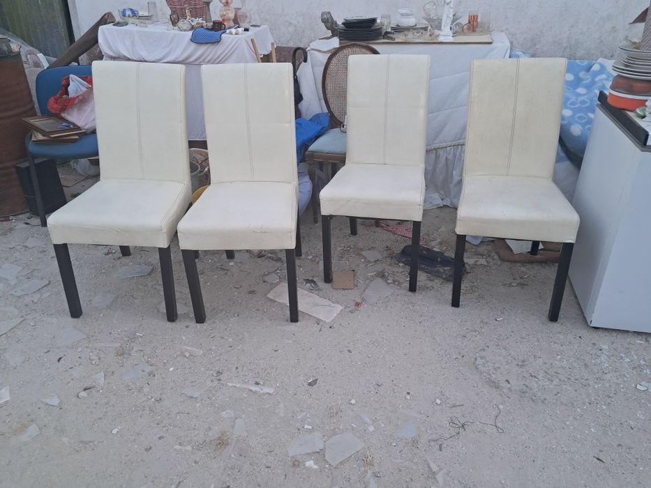 Mesa de vidro com quatro  cadeiras