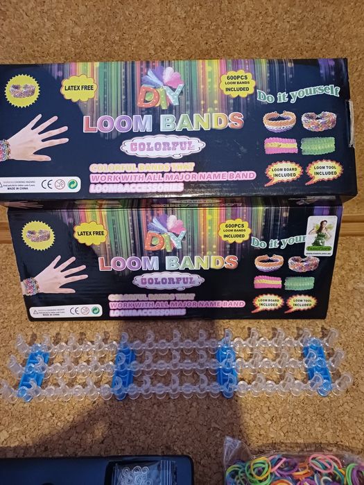 Pulseiras artesanato. 
Caixa com elásticos e acessórios