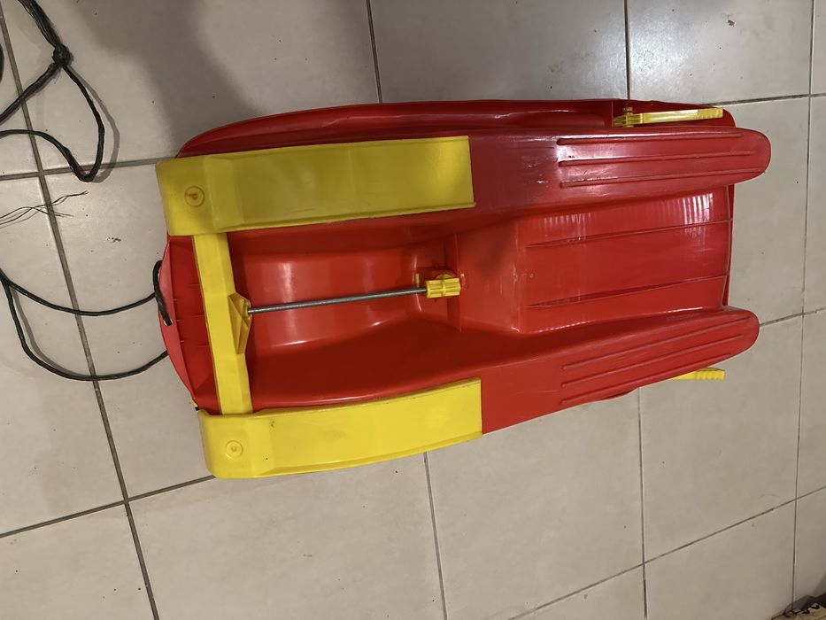 Trenó de neve, com volante e travões de mao