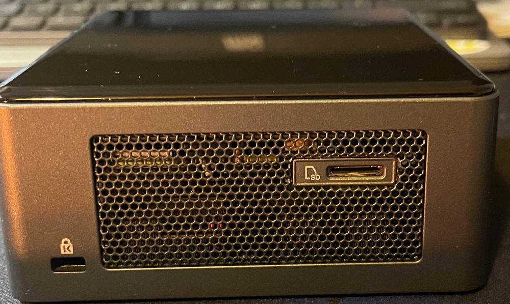 Mini PC Intel NUC 8i5BEH2439828598154209281