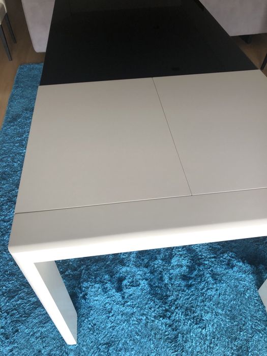 Mesa de jantar (Antarte) extensível em madeira com tampo em vidro.