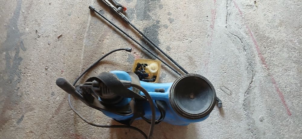 Pulverizador a pressão com lança telescópica